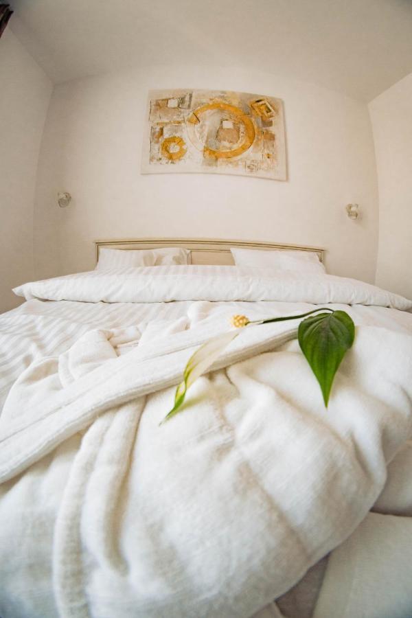 Hotel B4 Oradea Extérieur photo