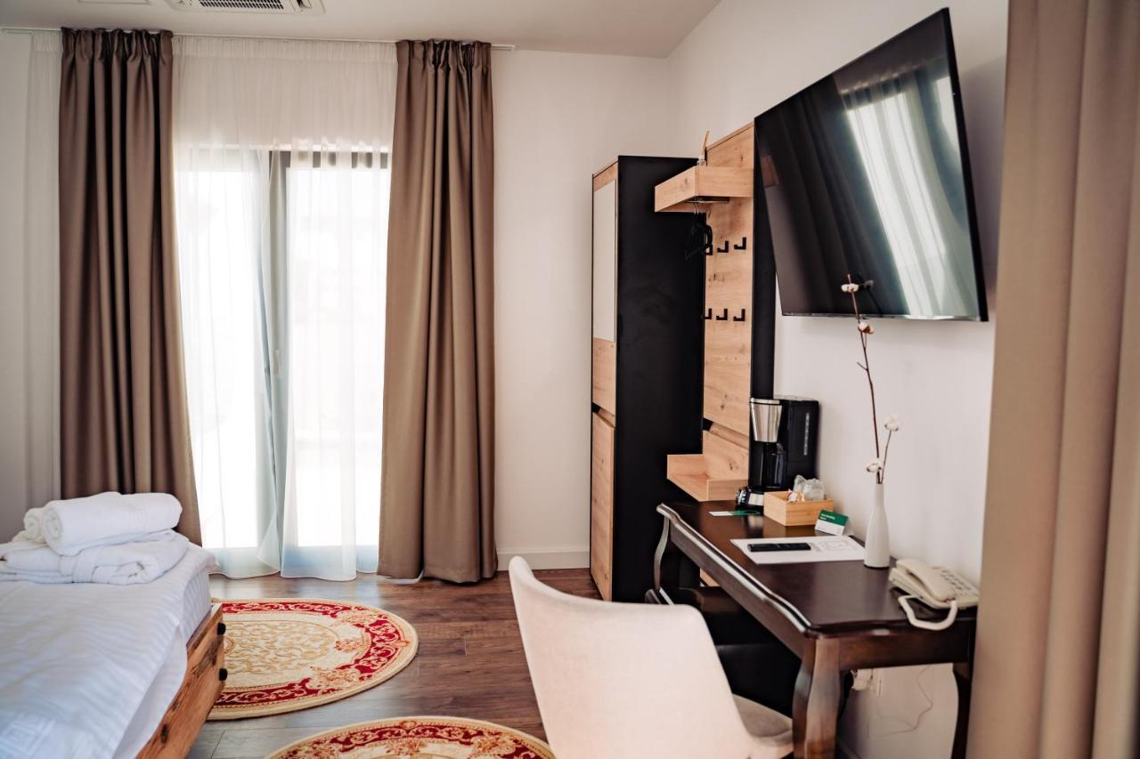 Hotel B4 Oradea Extérieur photo